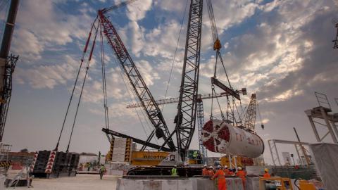 cranes moving heavy tunnel equipment - Doha South Sewage Infrastructure Programme